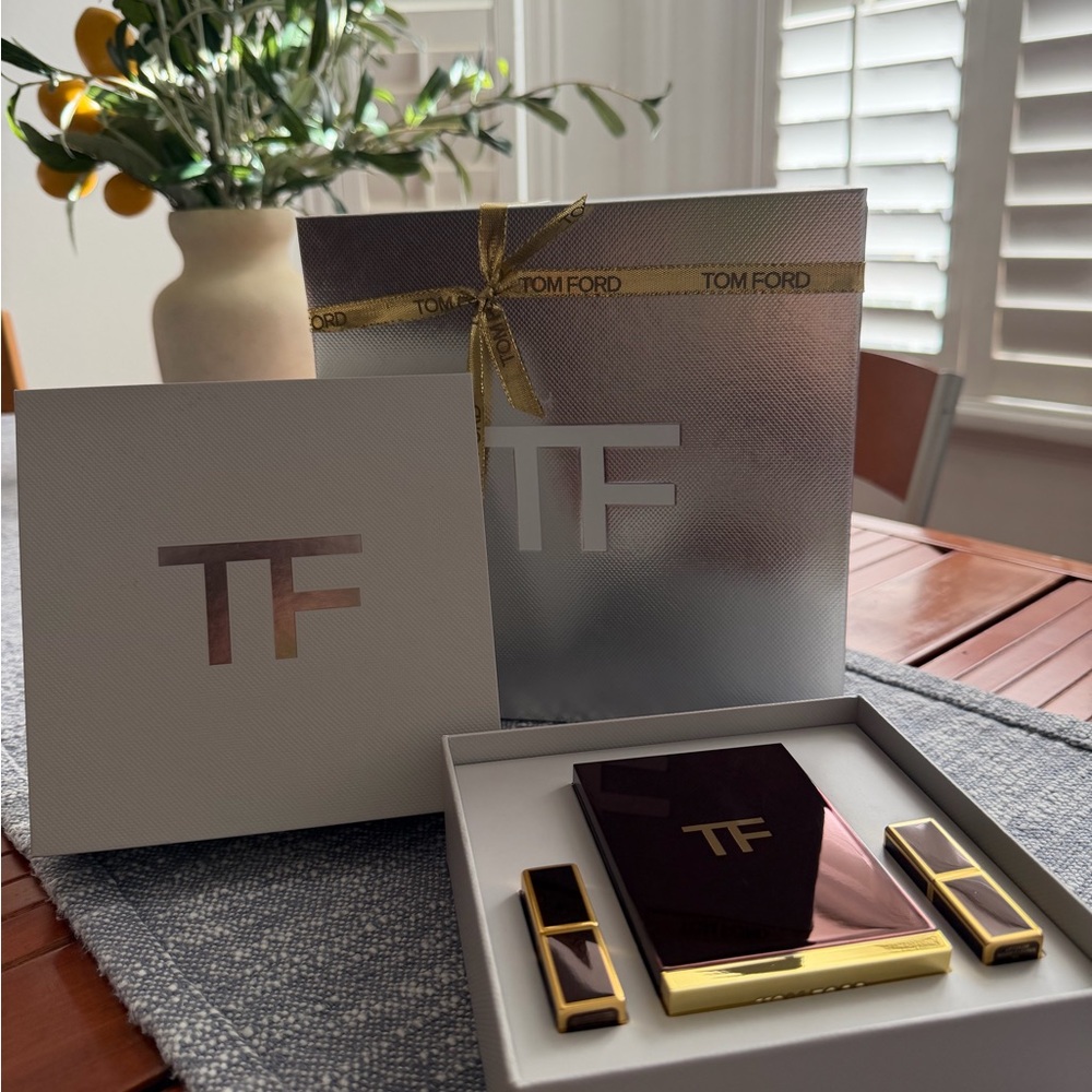 Tom Ford Lipstick and Eyeshadow Set - Deep Red and Warm Brown - Picture 15 of 16
